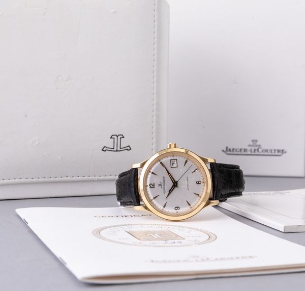 JAEGER LECOULTRE - Master Control in oro giallo 18k, quadrante bianco con indici e numeri Arabi applicati, movimento automatico con datario e secondi centrali.<BR>Accompagnato da scatola e garanzia  - Asta Orologio da polso e da tasca  - Associazione Nazionale - Case d'Asta italiane