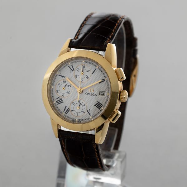 OMEGA - Louis Brandt cronografo tre contatori verticali con datario, cassa in oro giallo 18k, quadrante bianco guilloch con numeri Romani accompagnato da scatola  - Asta Orologio da polso e da tasca  - Associazione Nazionale - Case d'Asta italiane