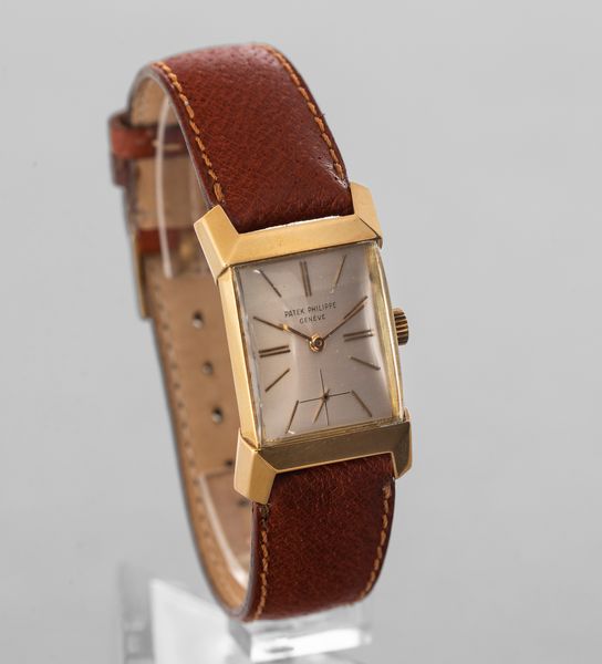 PATEK PHILIPPE - Raro orologio di forma ref 2553 in oro giallo 18k solo tempo con secondi al sei, inidici a bastone e fondello a pressione, carica manuale  - Asta Orologio da polso e da tasca  - Associazione Nazionale - Case d'Asta italiane