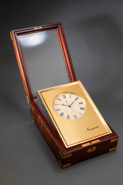 PATEK PHILIPPE - Naviquartz, Ref. 1200E Cronometro da marina in legno e ottone dorato con custodia originale in legno laccato, quadrante champagne con numeri Romani e lancette Breguet  - Asta Orologio da polso e da tasca  - Associazione Nazionale - Case d'Asta italiane