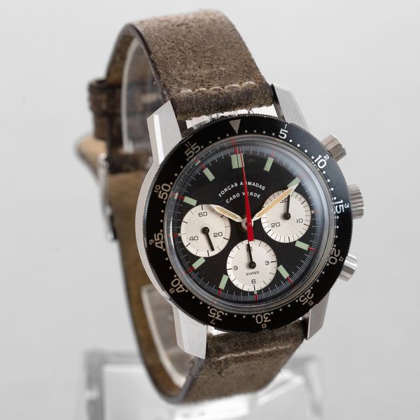 HEUER - Orologio militare realizzato per la colonia delle Forze Armate Portoghesi di Capo Verde, Cronografo in acciaio tre contatori con ghiera girevole e fondello a vite con assegnazione.  - Asta Orologio da polso e da tasca  - Associazione Nazionale - Case d'Asta italiane