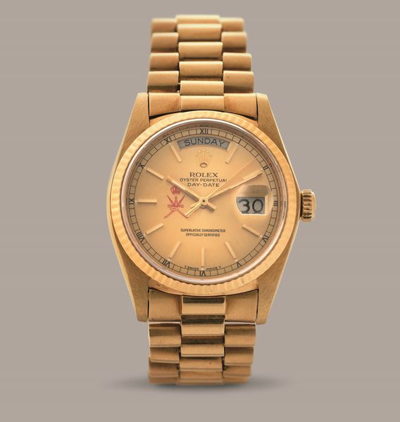 ROLEX - Daydate ref 18038 in oro giallo 18k quadrante champagne con Spade rosse del Khanjar realizzato per il Sultanato dell'Oman, bracciale President movimento automatico.  - Asta Orologio da polso e da tasca  - Associazione Nazionale - Case d'Asta italiane