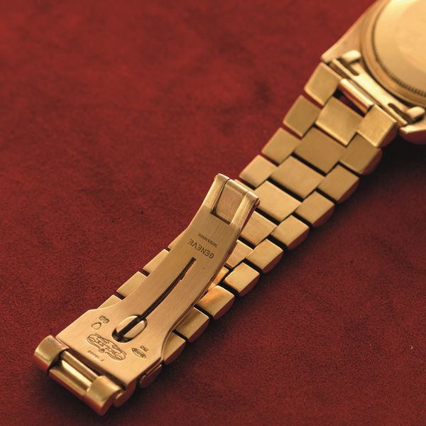 ROLEX - Daydate ref 18038 in oro giallo 18k quadrante champagne con Spade rosse del Khanjar realizzato per il Sultanato dell'Oman, bracciale President movimento automatico.  - Asta Orologio da polso e da tasca  - Associazione Nazionale - Case d'Asta italiane