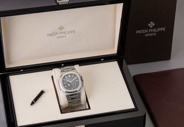 PATEK PHILIPPE - Nautilus ref 3712 in acciaio con fasi lunari riserva di carica a ore sette, funzione di calendario e fondello a vista con movimento automatico  - Asta Orologio da polso e da tasca  - Associazione Nazionale - Case d'Asta italiane