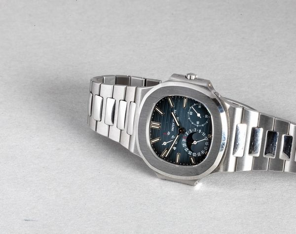 PATEK PHILIPPE - Nautilus ref 3712 in acciaio con fasi lunari riserva di carica a ore sette, funzione di calendario e fondello a vista con movimento automatico  - Asta Orologio da polso e da tasca  - Associazione Nazionale - Case d'Asta italiane