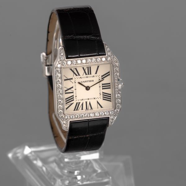 CARTIER - Santos Dumont in oro bianco 18k e diamanti, quadrante argent numeri romani, movimento al quarzo, cinturino in pelle con deployante con scatola e garanzia  - Asta Orologio da polso e da tasca  - Associazione Nazionale - Case d'Asta italiane