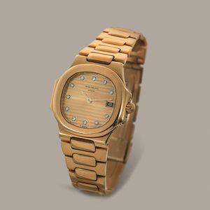 PATEK PHILIPPE - Nautilus Lady ref 4700/1J in oro giallo 18k con quadrante dorato indici in brillanti e finestrella del datario, accompagnato da Service e astuccio  - Asta Orologio da polso e da tasca  - Associazione Nazionale - Case d'Asta italiane