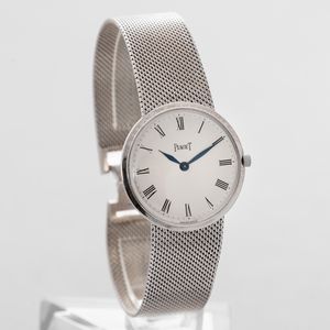 PIAGET - Elegante orologio solo tempo in oro bianco 18k con bracciale integrato, quadrante grigio argentato con numeri Romani smaltati e sfere nere a contrasto, carica manuale  - Asta Orologio da polso e da tasca  - Associazione Nazionale - Case d'Asta italiane