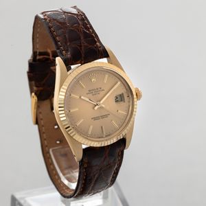 ROLEX - Date ref 15037 in oro giallo 18k, quadrante champagne con indici a bastone, movimento automatico con datario  - Asta Orologio da polso e da tasca  - Associazione Nazionale - Case d'Asta italiane