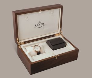 LEROY - Chronometre Certifie in oro giallo 18k, cronografo monopulsante coassiale, due contatori verticali, quadrante Argent guilloch con numeri Arabi, movimento automatico a vista  - Asta Orologio da polso e da tasca  - Associazione Nazionale - Case d'Asta italiane