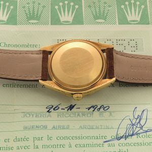 ROLEX - Date ref 1501 Ricciardi in oro giallo 18k, quadrante Argent con indici a bastone applicati, punzoni del retailer e Garanzia  - Asta Orologio da polso e da tasca  - Associazione Nazionale - Case d'Asta italiane