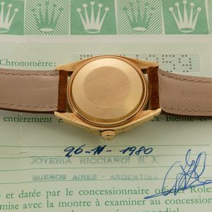 ROLEX - Date ref 1501 Ricciardi in oro giallo 18k, quadrante Argent con indici a bastone applicati, punzoni del retailer e Garanzia  - Asta Orologio da polso e da tasca  - Associazione Nazionale - Case d'Asta italiane