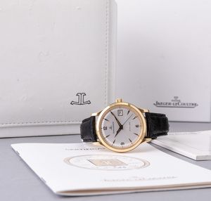 JAEGER LECOULTRE - Master Control in oro giallo 18k, quadrante bianco con indici e numeri Arabi applicati, movimento automatico con datario e secondi centrali.<BR>Accompagnato da scatola e garanzia  - Asta Orologio da polso e da tasca  - Associazione Nazionale - Case d'Asta italiane