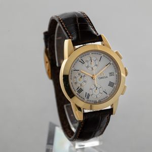 OMEGA - Louis Brandt cronografo tre contatori verticali con datario, cassa in oro giallo 18k, quadrante bianco guilloch con numeri Romani accompagnato da scatola  - Asta Orologio da polso e da tasca  - Associazione Nazionale - Case d'Asta italiane