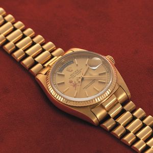 ROLEX - Daydate ref 18038 in oro giallo 18k quadrante champagne con Spade rosse del Khanjar realizzato per il Sultanato dell'Oman, bracciale President movimento automatico.  - Asta Orologio da polso e da tasca  - Associazione Nazionale - Case d'Asta italiane