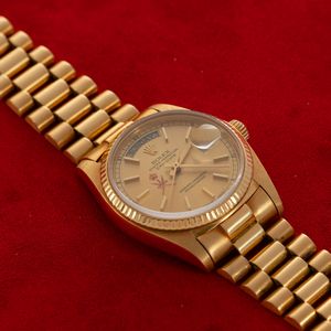 ROLEX - Daydate ref 18038 in oro giallo 18k quadrante champagne con Spade rosse del Khanjar realizzato per il Sultanato dell'Oman, bracciale President movimento automatico.  - Asta Orologio da polso e da tasca  - Associazione Nazionale - Case d'Asta italiane