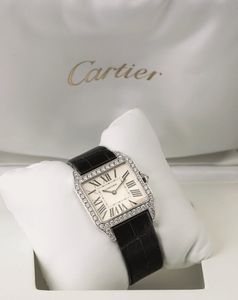 CARTIER - Santos Dumont in oro bianco 18k e diamanti, quadrante argent numeri romani, movimento al quarzo, cinturino in pelle con deployante con scatola e garanzia  - Asta Orologio da polso e da tasca  - Associazione Nazionale - Case d'Asta italiane