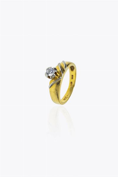 DAMIANI : Peso gr 3 6 Misura10 (50) in oro giallo e bianco  firmato Damiani  con diamante solitario di ct 0 15 ca  - Asta Gioielli - Associazione Nazionale - Case d'Asta italiane