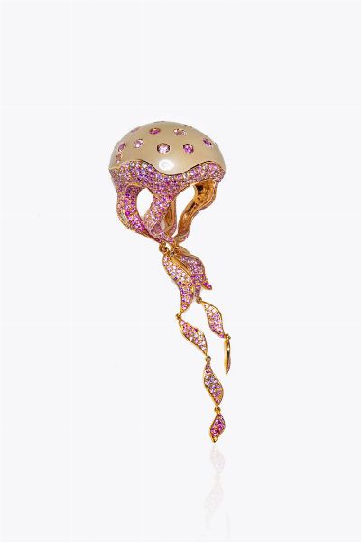 PARTICOLARE ANELLO : Peso gr 48 5 Misura 14 (54) in oro rosa  a forma di medusa  parte superiore con grande gemma cabochon rosa con zaffiri rosa taglio rotondo per totali ct 25 ca e tentacoli pendenti mobili. Diamanti taglio brillante per totali ct 0 50 ca  - Asta Gioielli - Associazione Nazionale - Case d'Asta italiane