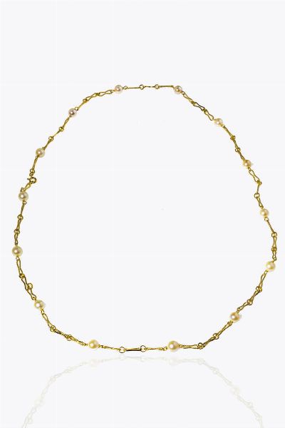 COLLANA : Peso gr 23 1 Lunghezza cm 67 in oro giallo composta da segmenti geometrici a corda alternati a perle giapponesi del diam.7 0 ca  - Asta Gioielli - Associazione Nazionale - Case d'Asta italiane