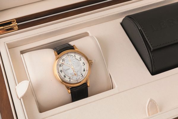 LEROY - Chronometre Certifie in oro giallo 18k, cronografo monopulsante coassiale, due contatori verticali, quadrante Argent guilloch con numeri Arabi, movimento automatico a vista  - Asta Orologi da Polso e da Tasca - Associazione Nazionale - Case d'Asta italiane