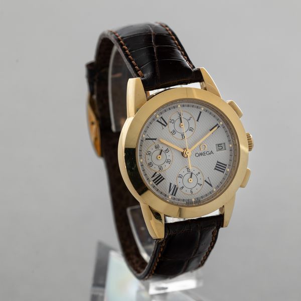 OMEGA - Louis Brandt cronografo tre contatori verticali con datario, cassa in oro giallo 18k, quadrante bianco guilloch con numeri Romani accompagnato da scatola  - Asta Orologi da Polso e da Tasca - Associazione Nazionale - Case d'Asta italiane