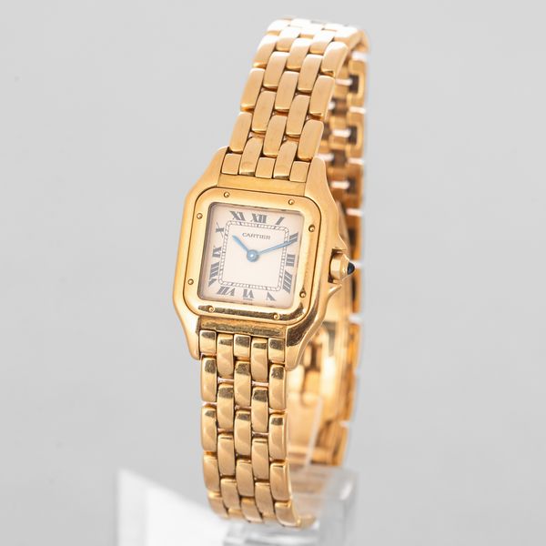 CARTIER - Panthre in oro giallo 18k, quadrante Gren con numeri Romani e sfere in acciaio azzurrato, corona di carica con zaffiro cabochon  - Asta Orologi da Polso e da Tasca - Associazione Nazionale - Case d'Asta italiane