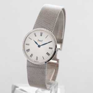 PIAGET - Elegante orologio solo tempo in oro bianco 18k con bracciale integrato, quadrante grigio argentato con numeri Romani smaltati e sfere nere a contrasto, carica manuale  - Asta Orologi da Polso e da Tasca - Associazione Nazionale - Case d'Asta italiane