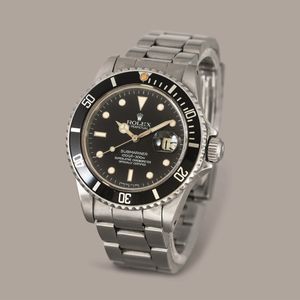 ROLEX - Submariner 16800 con cassa in acciaio con ghiera girevole, quadrante nero al trizio con bicchierini, bracciale Oyster e movimento automatico.  - Asta Orologi da Polso e da Tasca - Associazione Nazionale - Case d'Asta italiane