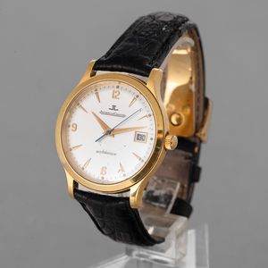 JAEGER LECOULTRE - Master Control in oro giallo 18k, quadrante bianco con indici e numeri Arabi applicati, movimento automatico con datario e secondi centrali.<BR>Accompagnato da scatola e garanzia  - Asta Orologi da Polso e da Tasca - Associazione Nazionale - Case d'Asta italiane