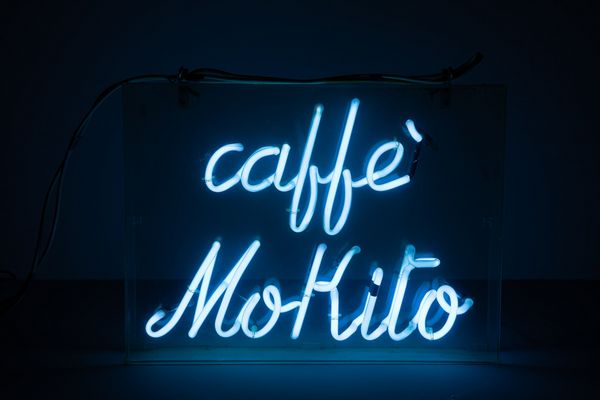 Insegna luminosa Caff Mokito  - Asta POP Culture e Manifesti d'Epoca - Associazione Nazionale - Case d'Asta italiane