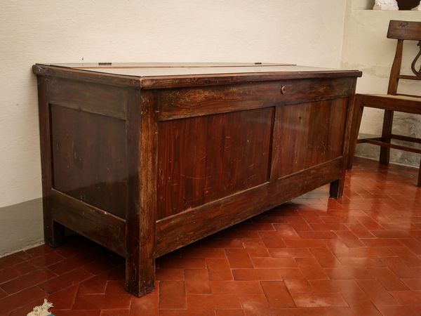 Cassapanca in legno di cipresso  - Asta Arredi e Dipinti dal Castello di Gamberaia a Firenze - Associazione Nazionale - Case d'Asta italiane