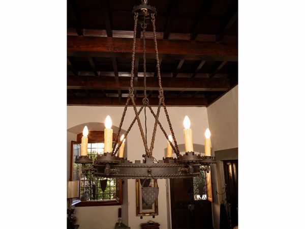 Lampadario a corona in ferro battuto  - Asta Arredi e Dipinti dal Castello di Gamberaia a Firenze - Associazione Nazionale - Case d'Asta italiane