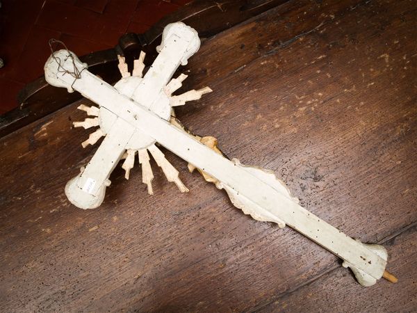 Crocifisso in legno patinato e dorato  - Asta Arredi e Dipinti dal Castello di Gamberaia a Firenze - Associazione Nazionale - Case d'Asta italiane