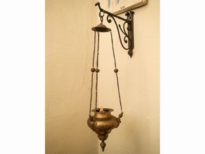 Coppia di lanterne votive in ottone  - Asta Arredi e Dipinti dal Castello di Gamberaia a Firenze - Associazione Nazionale - Case d'Asta italiane