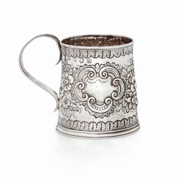 Mug in argento fuso, sbalzato e cesellato. Marchio della citt di Londra per l'anno 1762, argentiere Francis Crump  - Asta Argenti da Collezione | Antichi - Associazione Nazionale - Case d'Asta italiane