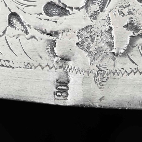 Coppia di piatti da portata. Argento fuso, sbalzato e cesellato. Argenteria coloniale italiana (Tripoli) prima met del XX secolo  - Asta Argenti da Collezione | Antichi - Associazione Nazionale - Case d'Asta italiane