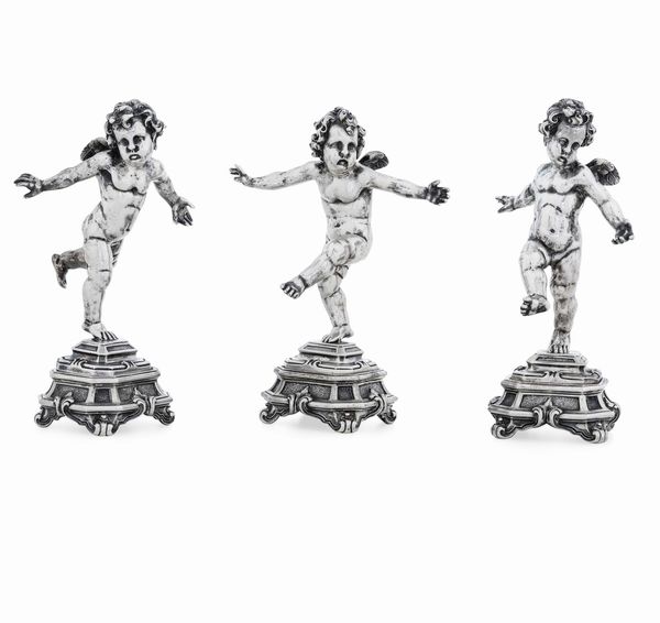 Tre putti danzanti in argento fuso e cesellato. Argenteria artistica italiana. Bolli con fascio littorio in uso dal 1935 al 1945. Argentiere Pradella Milano  - Asta Argenti da Collezione | Antichi - Associazione Nazionale - Case d'Asta italiane