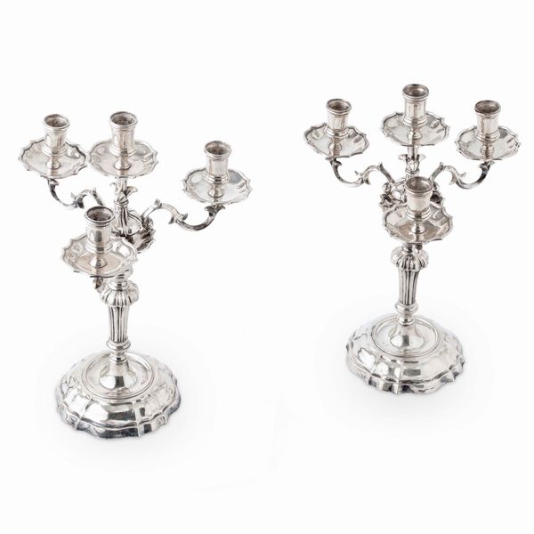 Coppia di candelabri a cinque fiamme. Argenteria milanese del XX secolo per Maison Buccellati  - Asta Argenti da Collezione | Antichi - Associazione Nazionale - Case d'Asta italiane