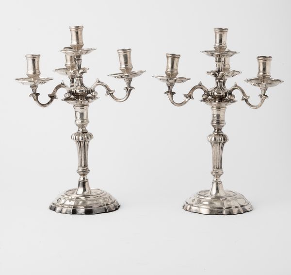 Coppia di candelabri a cinque fiamme. Argenteria milanese del XX secolo per Maison Buccellati  - Asta Argenti da Collezione | Antichi - Associazione Nazionale - Case d'Asta italiane