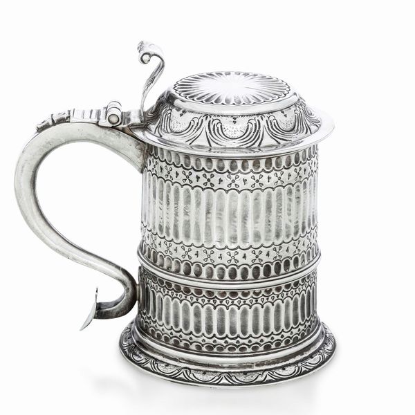 Tankard. Argento fuso, sbalzato e cesellato. Londra 1796. Argentiere WH (William Hall?)  - Asta Argenti da Collezione | Antichi - Associazione Nazionale - Case d'Asta italiane