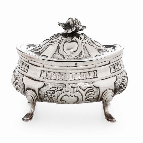 Zuccheriera in argento fuso, sbalzato e cesellato. Piemonte XVIII secolo. Marchio dell'argentiere GC (non identificato)  - Asta Argenti da collezione | XX secolo - Associazione Nazionale - Case d'Asta italiane