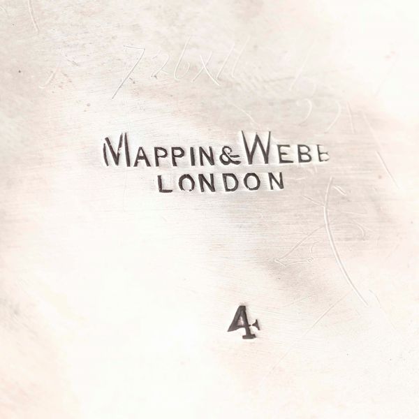 Teiera. Argento fuso, sagomato e legno ebanizzato. Marchi della citt di Sheffield per lanno 1907 e dellargentiere Mappin & Webb  - Asta Argenti da collezione | XX secolo - Associazione Nazionale - Case d'Asta italiane