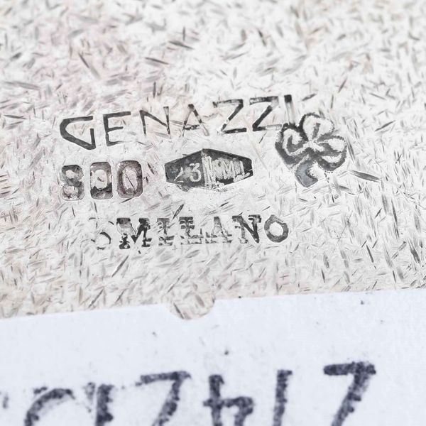 Biscottiera con presentoire. Argento fuso e sbalzato. Argenteria artistica milanese del XX secolo. Argentiere Genazzi  - Asta Argenti da collezione | XX secolo - Associazione Nazionale - Case d'Asta italiane