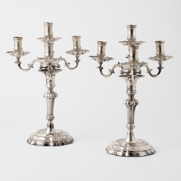 Coppia di candelabri a cinque fiamme. Argenteria milanese del XX secolo per Maison Buccellati  - Asta Argenti da collezione | XX secolo - Associazione Nazionale - Case d'Asta italiane