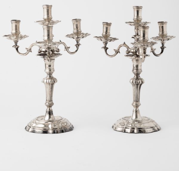 Coppia di candelabri a cinque fiamme. Argenteria milanese del XX secolo per Maison Buccellati  - Asta Argenti da collezione | XX secolo - Associazione Nazionale - Case d'Asta italiane