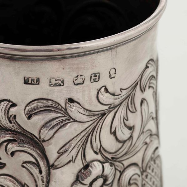 Mug. Argento fuso, sbalzato e cesellato. Marchi della citt di Sheffield per lanno 1801 e dellargentiere Thomas Lamborn  - Asta Argenti da collezione | XX secolo - Associazione Nazionale - Case d'Asta italiane