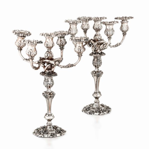 Raro insieme composto da 2 candelabri e 4 candelieri in argento Sterling fuso e cesellato. Inghilterra secondo quarto del XIX secolo. Marchi della citt di Sheffield e dell'argentiere John Watson  (un candeliere con marchio per l'anno 1838 e rimanenti 3 candelieri e 2 candelabri con marchio per l'anno 1840)  - Asta Argenti da collezione | XX secolo - Associazione Nazionale - Case d'Asta italiane