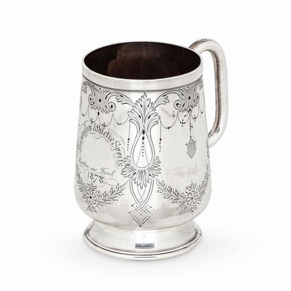 Mug. Argento fuso, sbalzato e cesellato. Birmingham 1877, argentiere A.H. Tongue  - Asta Argenti da collezione | XX secolo - Associazione Nazionale - Case d'Asta italiane