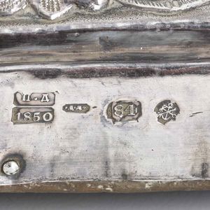 Icona raffigurante la Trinit a tempera su tavola. Riza in argento fuso, sbalzato e traforato. Mosca 1850  - Asta Argenti da collezione | XX secolo - Associazione Nazionale - Case d'Asta italiane